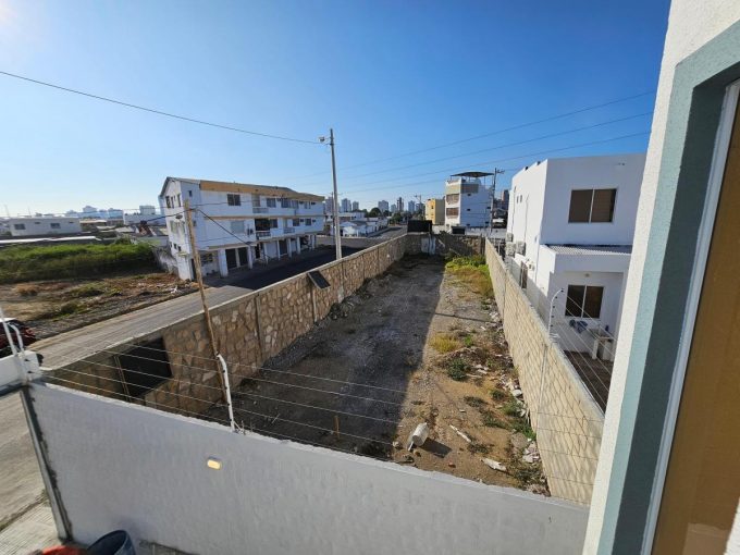 Vendo Terreno Esquinero de 288 m² a Pocas Cuadras del Malecon de Salinas